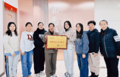 正在她认为“风雨事后终将见彩虹”时